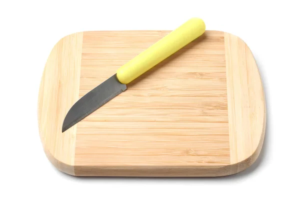 Couteau d'épluchage et planche de bois isolés sur blanc — Photo