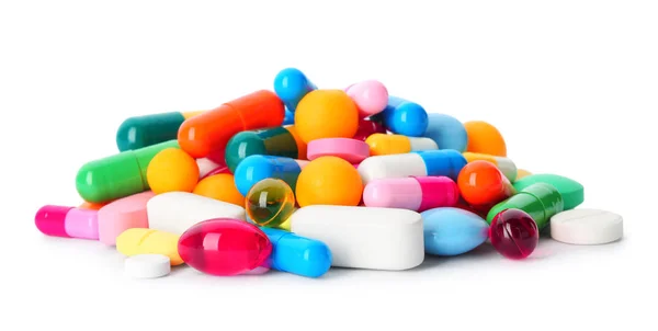 Egy rakás tabletta fehér háttérrel. Orvosi kezelés — Stock Fotó