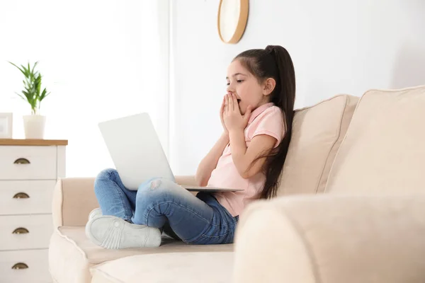 Ragazzina che utilizza la video chat sul computer portatile a casa — Foto Stock