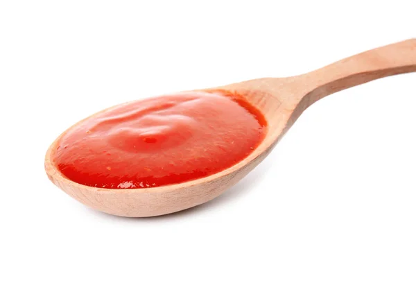 Cuchara de sabrosa salsa de tomate aislada en blanco — Foto de Stock