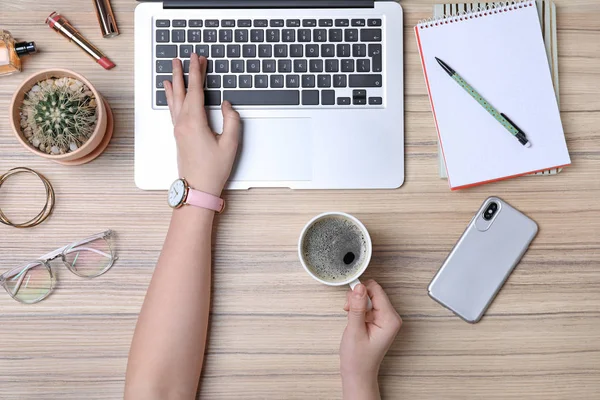 Blogger med laptop och kaffe på träbord, uppifrån — Stockfoto