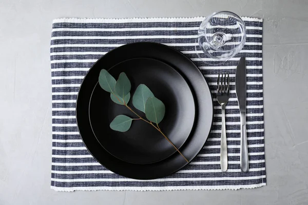 Elegante ajuste de mesa en la superficie de piedra gris, vista superior — Foto de Stock