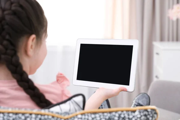 Cute Girl za pomocą czatu wideo na tablecie w domu, miejsce na tekst — Zdjęcie stockowe