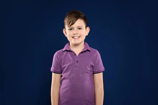 Porträtt av Little Boy på färg bakgrund — Stockfoto