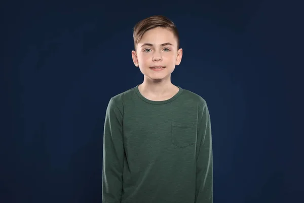 Портрет маленького хлопчика на кольоровому фоні — стокове фото