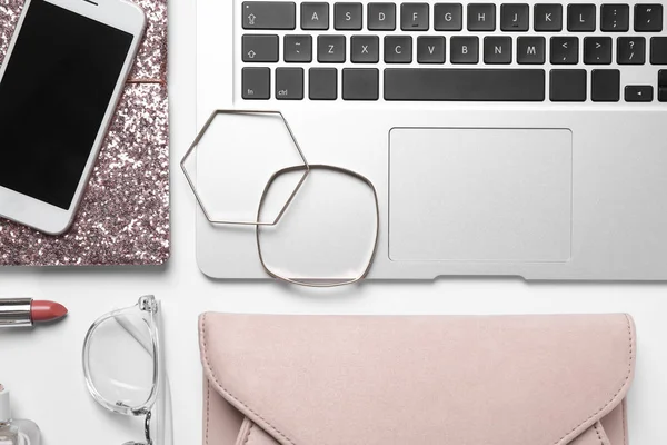 Flat Lay sammansättning med laptop, mobiltelefon och mode Blogger ' s stuff på vit bakgrund — Stockfoto