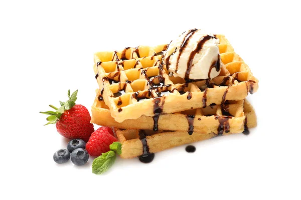 Deliciosos waffles com bagas, sorvete e xarope de chocolate no fundo branco — Fotografia de Stock
