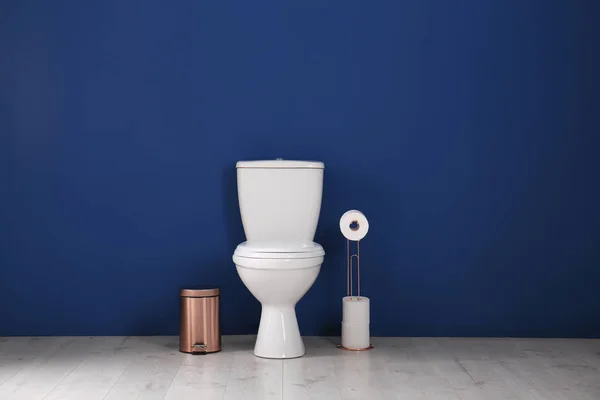 Enkelt toalettinteriør med ny toalettskål nær fargemuren – stockfoto