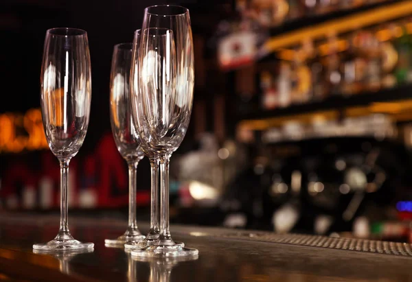 Barda tezgahta boş temiz şampanya bardakları. Metin için alan — Stok fotoğraf