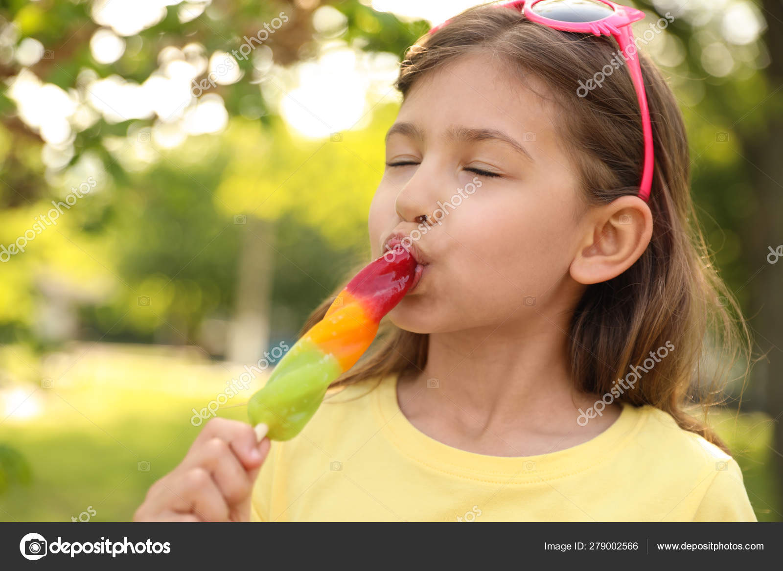 Nettes Kleines Mädchen Mit Leckerem Eis Im Park Stockfotografie