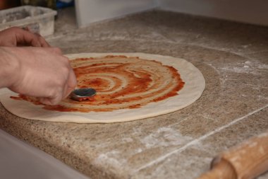 Masada pizza hazırlayan adam, yakın çekim. Fırın tarifi