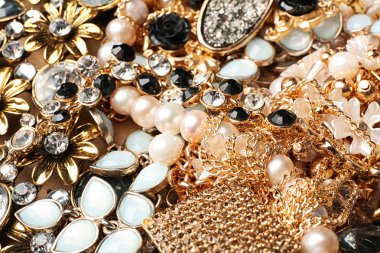 Arka plan olarak farklı şık takılar, yakın çekim görünümü