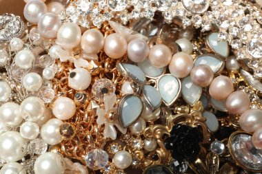 Arka plan olarak farklı şık takılar, yakın çekim görünümü