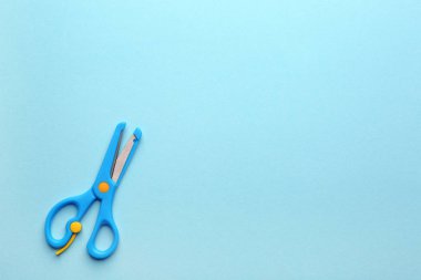 Renk arka plan üzerinde eğitim makas, üst görünüm. Metin alanı