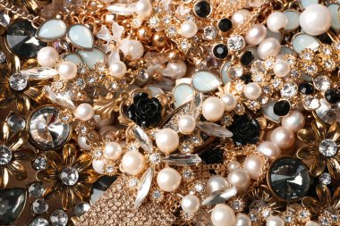 Arka plan olarak farklı zarif takılar, üst görünüm