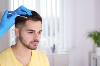 Kuaförde enjeksiyon alan saç dökülmesi sorunu olan genç adam