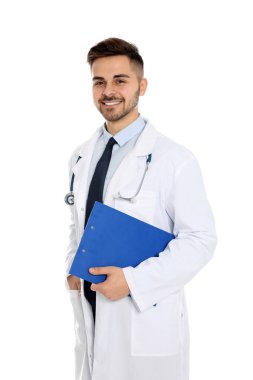 Beyaz üzerine izole pano ve stetoskop ile tıp doktoru portresi
