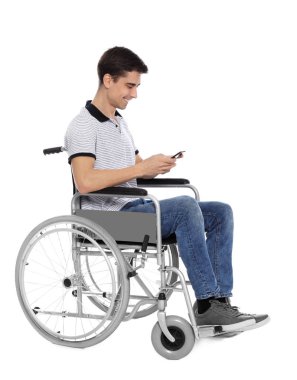 Tekerlekli sandalyedeki genç adam beyaz izole cep telefonu kullanarak
