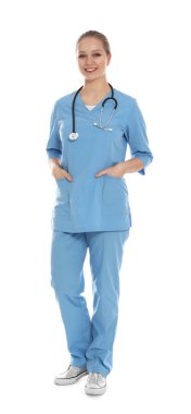 Beyaz üzerinde izole stetoskop ile tıbbi doktor tam uzunlukta portre