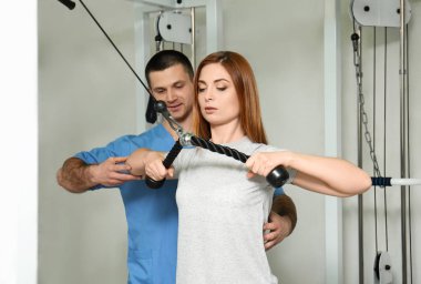 Rehabilitasyon merkezinde fizyoterapist gözetiminde egzersiz yapmak