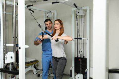 Rehabilitasyon merkezinde fizyoterapist gözetiminde egzersiz yapmak