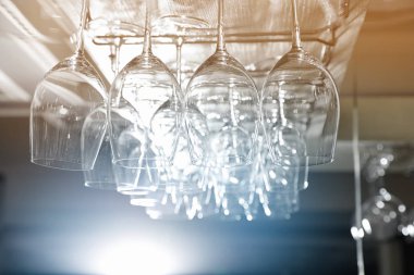 Çubuk raflar üzerinde boş temiz gözlük seti