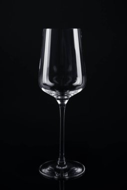Siyah arka planda yeni boş şarap bardağı