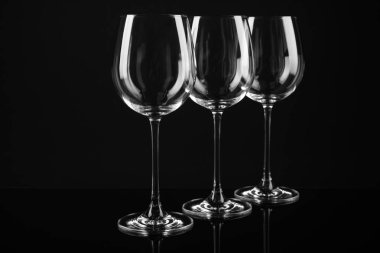 Siyah arka planda boş şarap bardakları seti