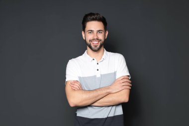 Gri arka planda gülümseyen yakışıklı adamın portresi