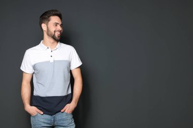 Gri arka plandaki yakışıklı adamın portresi. Metin için alan