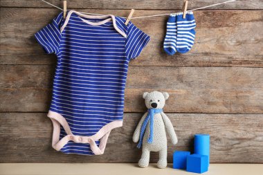 Ahşap arka plan üzerinde bebek aksesuarları ile kompozisyon