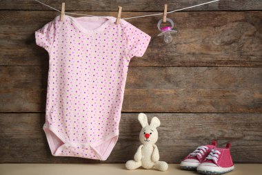 Ahşap arka plan üzerinde bebek aksesuarları ile kompozisyon