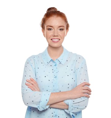 Beyaz arka planda güzel yüzlü genç bir kadının portresi.