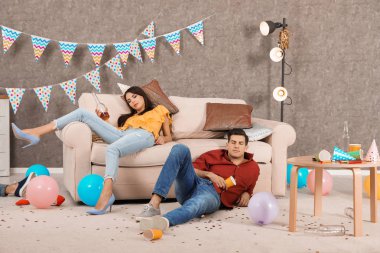 Sarhoş arkadaşlar partiden sonra dağınık odada uyuyor