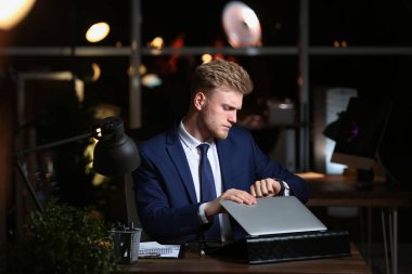 Genç adam ofiste çalışma gece