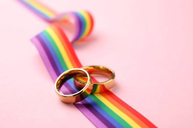 Alyanslar ve renkli arka plan üzerinde gökkuşağı şerit, metin için alan. Gay sembolü