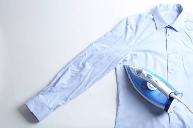 Açık arka plan üzerinde temiz gömlek ile Demir, üst görünümü. Metin için alan