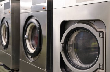 Kuru temizlemede modern çamaşır makineleri sırası, yakın çekim
