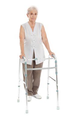 Beyaz üzerine izole yürüyüş çerçevesi kullanarak yaşlı kadının tam uzunlukta portre