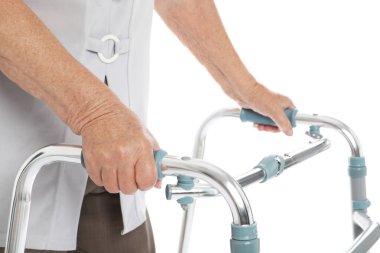 Beyaz üzerinde izole yürüyüş çerçevesi kullanarak yaşlı kadın, çekim