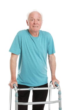Beyaz üzerine izole yürüyüş çerçevesi kullanarak yaşlı adam portresi