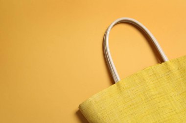 Renkli arka planda şık çanta, metin için alan ile üst görünüm. Plaj aksesuarları