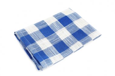 Beyaz arka plan üzerine katlanmış mavi damalı mutfak havlusu