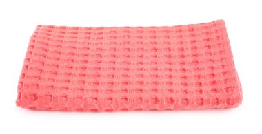 Beyaz arka plan üzerine katlanmış mercan mutfak havlusu