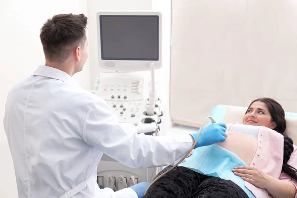 Schwangere unterzieht sich Ultraschalluntersuchung in Klinik — Stockfoto