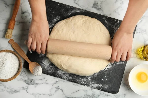 Kvinnlig bagare förbereder bröd deg vid köksbordet, platt Lay — Stockfoto