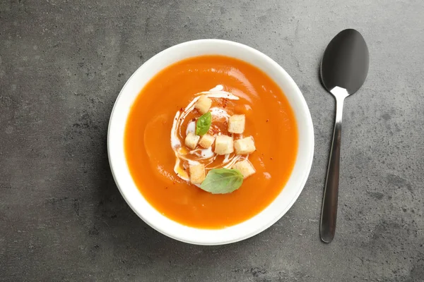 Miska pysznego słodkiej zupy ziemniaczanej i łyżeczki na stole, widok z góry — Zdjęcie stockowe