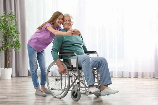 自宅で自分撮りを取る車椅子の祖父と十代の少女 — ストック写真