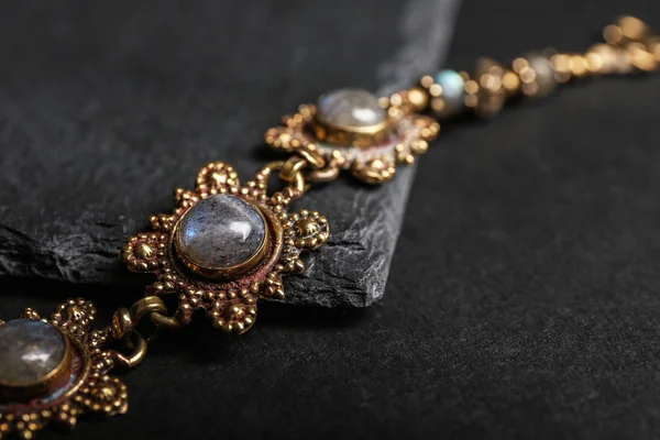 Elegantes Armband auf schwarzem Hintergrund, Nahaufnahme. Luxusschmuck — Stockfoto