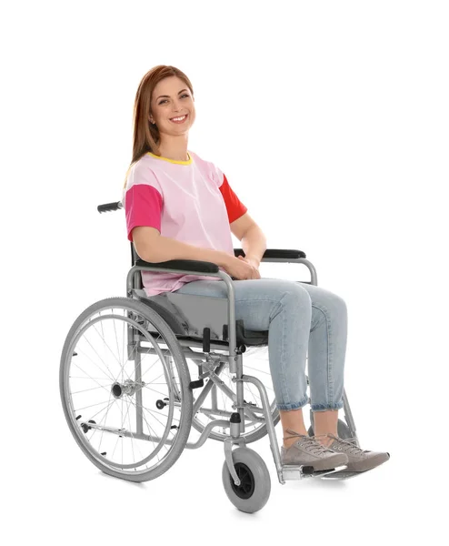 Красива жінка в інвалідному кріслі ізольована на білому — стокове фото